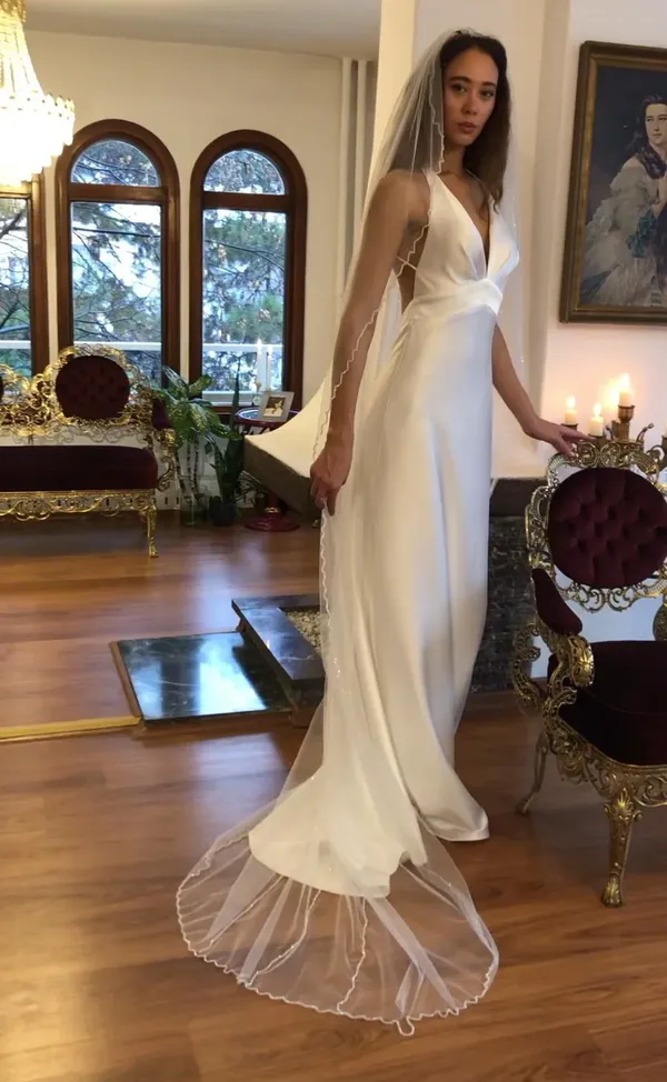 Elegant: Gelinlik ve İşlemeli Duvak